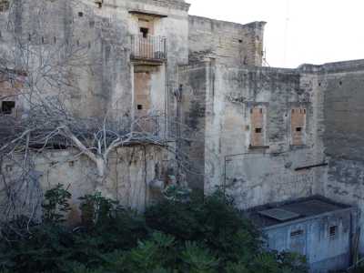 ...circondata, tra l�altro, da strutture con finestre murate...